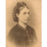 J. N. Scheffler műterme, Szabadka (Zombor), Vajdaság, elegáns hölgy gyönyörű hajjal, medállal, 1860-as évek, Eredeti CDV, vizitkártya fotó.  