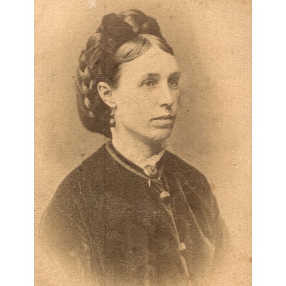 J. N. Scheffler műterme, Szabadka (Zombor), Vajdaság, elegáns hölgy gyönyörű hajjal, medállal, 1860-as évek, Eredeti CDV, vizitkártya fotó.  