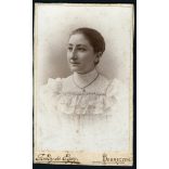 Gondy és Egey műterem, Debrecen, elegáns hölgy gyönyörű szemekkel, nyaklánc, ékszer, 1880-as évek, Eredeti CDV, vizitkártya fotó, szélei vágottak.  