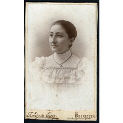   Gondy és Egey műterem, Debrecen, elegáns hölgy gyönyörű szemekkel, nyaklánc, ékszer, 1880-as évek, Eredeti CDV, vizitkártya fotó, szélei vágottak.  