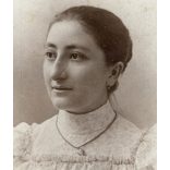 Gondy és Egey műterem, Debrecen, elegáns hölgy gyönyörű szemekkel, nyaklánc, ékszer, 1880-as évek, Eredeti CDV, vizitkártya fotó, szélei vágottak.  