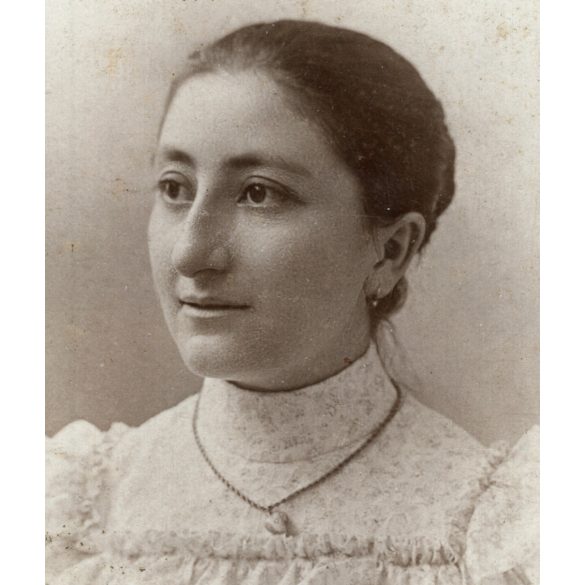 Gondy és Egey műterem, Debrecen, elegáns hölgy gyönyörű szemekkel, nyaklánc, ékszer, 1880-as évek, Eredeti CDV, vizitkártya fotó, szélei vágottak.  