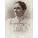 Gondy és Egey műterem, Debrecen, elegáns hölgy gyönyörű szemekkel, nyaklánc, ékszer, 1880-as évek, Eredeti CDV, vizitkártya fotó, szélei vágottak.  