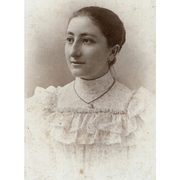 Gondy és Egey műterem, Debrecen, elegáns hölgy gyönyörű szemekkel, nyaklánc, ékszer, 1880-as évek, Eredeti CDV, vizitkártya fotó, szélei vágottak.  