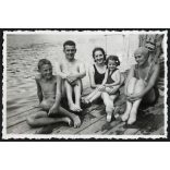 Együtt a család, nők, férfi, gyerekek fürdenek, fürdőruha, fürdősapka, Horthy-korszak, 1933, 1930-es évek, Eredeti fotó, hátulján feliratozott, papírkép.  