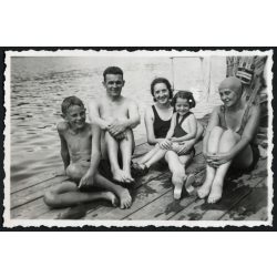   Együtt a család, nők, férfi, gyerekek fürdenek, fürdőruha, fürdősapka, Horthy-korszak, 1933, 1930-es évek, Eredeti fotó, hátulján feliratozott, papírkép.  