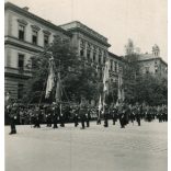 Szent Jobb körmenet díszzászlókkal, Budapest, Eucharisztikus világkongresszus, Alkotmány utca, 5. kerület, egyenruha, érdemrend, Horthy-korszak, 1938, 1930-es évek, Eredeti fotó, papírkép.  