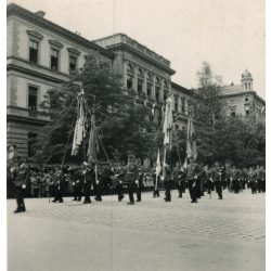   Szent Jobb körmenet díszzászlókkal, Budapest, Eucharisztikus világkongresszus, Alkotmány utca, 5. kerület, egyenruha, érdemrend, Horthy-korszak, 1938, 1930-es évek, Eredeti fotó, papírkép.  
