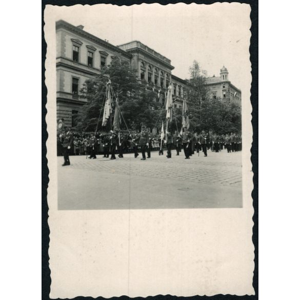 Szent Jobb körmenet díszzászlókkal, Budapest, Eucharisztikus világkongresszus, Alkotmány utca, 5. kerület, egyenruha, érdemrend, Horthy-korszak, 1938, 1930-es évek, Eredeti fotó, papírkép.  