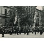 Szent Jobb körmenet díszzászlókkal, Budapest, Eucharisztikus világkongresszus, Alkotmány utca, 5. kerület, egyenruha, érdemrend, Horthy-korszak, 1938, 1930-es évek, Eredeti fotó, papírkép.  