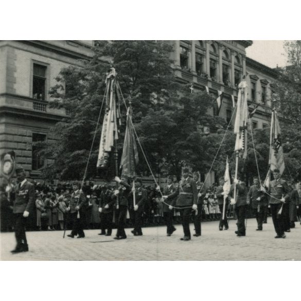 Szent Jobb körmenet díszzászlókkal, Budapest, Eucharisztikus világkongresszus, Alkotmány utca, 5. kerület, egyenruha, érdemrend, Horthy-korszak, 1938, 1930-es évek, Eredeti fotó, papírkép.  