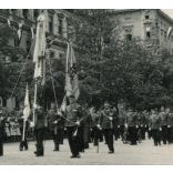 Szent Jobb körmenet díszzászlókkal, Budapest, Eucharisztikus világkongresszus, Alkotmány utca, 5. kerület, egyenruha, érdemrend, Horthy-korszak, 1938, 1930-es évek, Eredeti fotó, papírkép.  