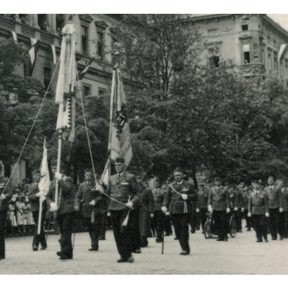 Szent Jobb körmenet díszzászlókkal, Budapest, Eucharisztikus világkongresszus, Alkotmány utca, 5. kerület, egyenruha, érdemrend, Horthy-korszak, 1938, 1930-es évek, Eredeti fotó, papírkép.  