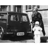 Anyuka kislánnyal, Austin Mini Van Countryman autó, Budapest, (XIII., Gergely Győző utca 17). jármű, közlekedés, helytörténet, Újlipótváros, szocializmus, személygépkocsi, 1970-es évek, Eredeti fotó, papírkép. 