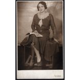 Artistica műterem, Budapest, elegáns nő olvas, Horthy-korszak, 1931, 1930-es évek, Eredeti fotó, hátulján feliratozott papírkép. A műterem csak rövid ideig működött!  