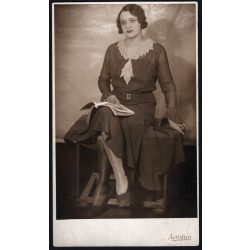   Artistica műterem, Budapest, elegáns nő olvas, Horthy-korszak, 1931, 1930-es évek, Eredeti fotó, hátulján feliratozott papírkép. A műterem csak rövid ideig működött!  