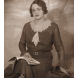 Artistica műterem, Budapest, elegáns nő olvas, Horthy-korszak, 1931, 1930-es évek, Eredeti fotó, hátulján feliratozott papírkép. A műterem csak rövid ideig működött!  