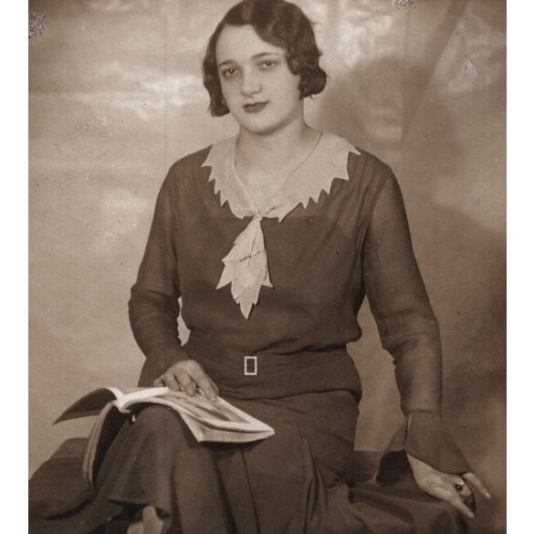 Artistica műterem, Budapest, elegáns nő olvas, Horthy-korszak, 1931, 1930-es évek, Eredeti fotó, hátulján feliratozott papírkép. A műterem csak rövid ideig működött!  