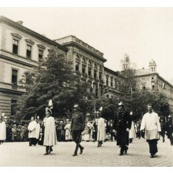   Szent Jobb körmenet, Budapest, Eucharisztikus világkongresszus, Alkotmány utca,  katona, egyenruha, egyház, ünnep, Horthy-korszak, 1938, 1930-es évek, Eredeti fotó, papírkép.