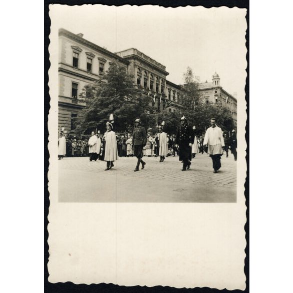 Szent Jobb körmenet, Budapest, Eucharisztikus világkongresszus, Alkotmány utca,  katona, egyenruha, egyház, ünnep, Horthy-korszak, 1938, 1930-es évek, Eredeti fotó, papírkép.