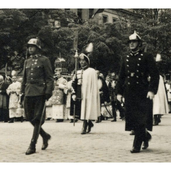 Szent Jobb körmenet, Budapest, Eucharisztikus világkongresszus, Alkotmány utca,  katona, egyenruha, egyház, ünnep, Horthy-korszak, 1938, 1930-es évek, Eredeti fotó, papírkép.