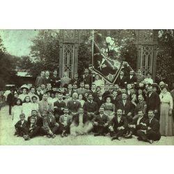   Nagy méret, Húsipari Munkások Szervezete, zászló, foglalkozás, ipartörténet,  kalap, bajusz, monarchia, 1890-es évek, Eredeti kabinetfotó, kartonra kasírozott fotó.  