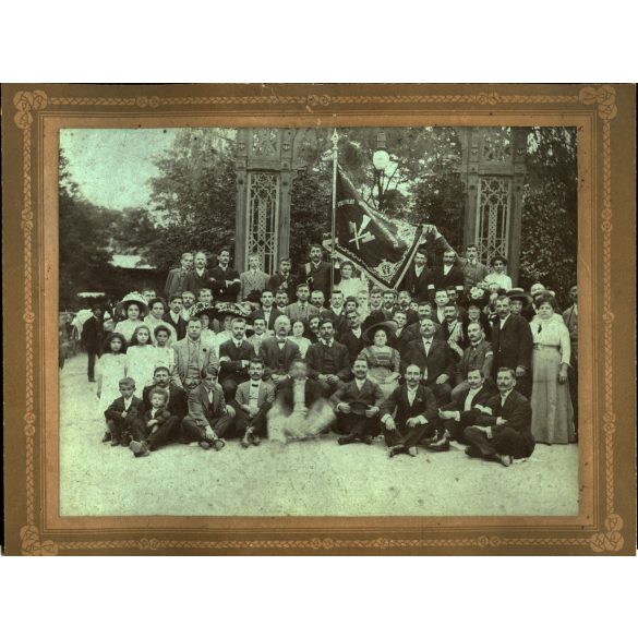 Nagy méret, Húsipari Munkások Szervezete, zászló, foglalkozás, ipartörténet,  kalap, bajusz, monarchia, 1890-es évek, Eredeti kabinetfotó, kartonra kasírozott fotó.  