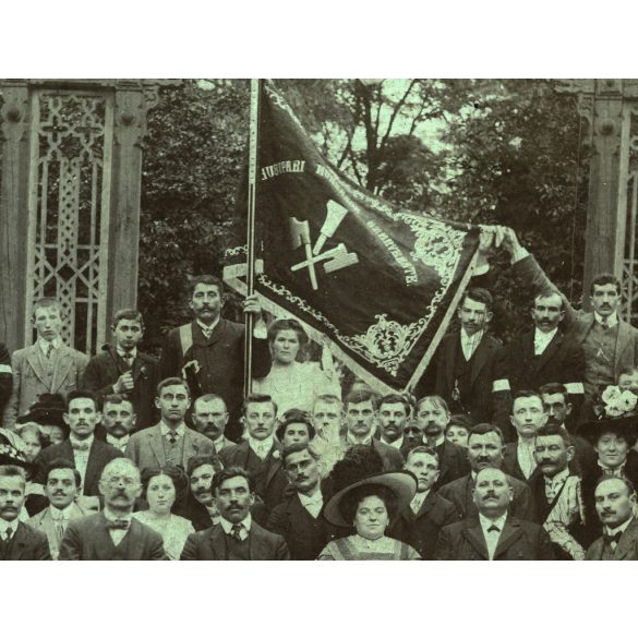 Nagy méret, Húsipari Munkások Szervezete, zászló, foglalkozás, ipartörténet,  kalap, bajusz, monarchia, 1890-es évek, Eredeti kabinetfotó, kartonra kasírozott fotó.  