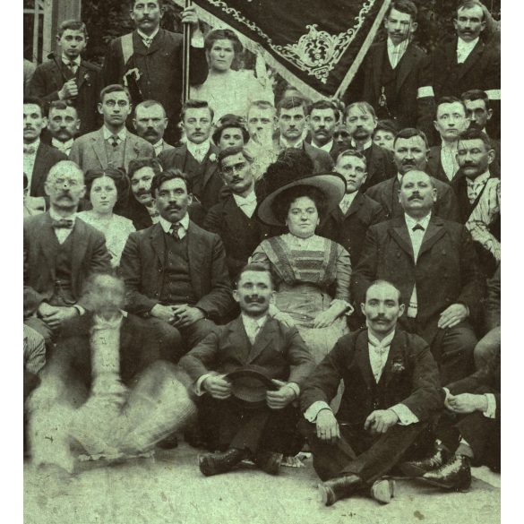 Nagy méret, Húsipari Munkások Szervezete, zászló, foglalkozás, ipartörténet,  kalap, bajusz, monarchia, 1890-es évek, Eredeti kabinetfotó, kartonra kasírozott fotó.  