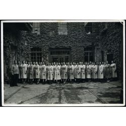   Nagyobb méret, Halmi Béla udvari fényképész, Vitéz Gira (Ferenc) és Becsey Fémárúgyár dolgozói, Pestszenterzsébet Horthy M. u. 50., Budapest, gyártójelzés VGB a munkások köpenyén, gyár, hadiüzem, 2. világháború, ipartörténet, helytörténet, Horthy-kor