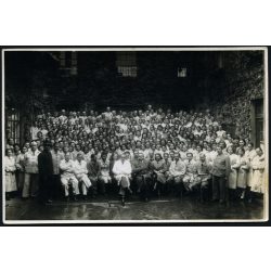   Nagyobb méret, Halmi Béla udvari fényképész, Vitéz Gira (Ferenc) és Becsey Fémárúgyár vezetői, tulajdonosai (?), dolgozói, Pestszenterzsébet Horthy M. u. 50., Budapest, gyártójelzés VGB a munkások köpenyén, gyár, hadiüzem, 2. világháború, ipartörténe