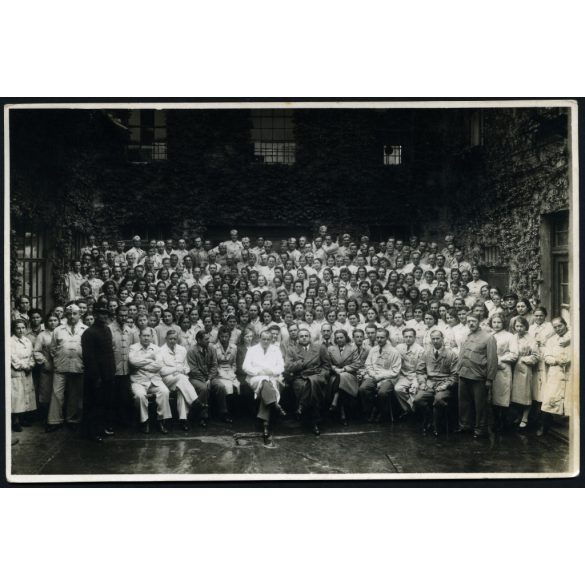 Nagyobb méret, Halmi Béla udvari fényképész, Vitéz Gira (Ferenc) és Becsey Fémárúgyár vezetői, tulajdonosai (?), dolgozói, Pestszenterzsébet Horthy M. u. 50., Budapest, gyártójelzés VGB a munkások köpenyén, gyár, hadiüzem, 2. világháború, ipartörténe
