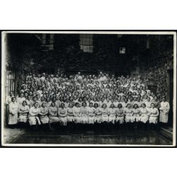   Nagyobb méret, Halmi Béla udvari fényképész, Vitéz Gira (Ferenc) és Becsey Fémárúgyár női és férfi dolgozói, Pestszenterzsébet Horthy M. u. 50., Budapest, gyártójelzés VGB a munkások köpenyén, gyár, hadiüzem, 2. világháború, ipartörténet, helytörténe