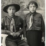 LUX-Fényképész, Székelyudvarhely (Odorheiu), Erdély, cserkész fiatalok egyenruhában, nyakkendő, kalap, Horthy-korszak, 1932, 1930-es évek, helytörténet, Eredeti fotó, hátulján feliratozott, pecséttel jelzett papírkép, oldalán gyűrődés nyoma. 