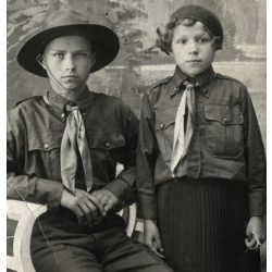  LUX-Fényképész, Székelyudvarhely (Odorheiu), Erdély, cserkész fiatalok egyenruhában, nyakkendő, kalap, Horthy-korszak, 1932, 1930-es évek, helytörténet, Eredeti fotó, hátulján feliratozott, pecséttel jelzett papírkép, oldalán gyűrődés nyoma. 