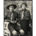 LUX-Fényképész, Székelyudvarhely (Odorheiu), Erdély, cserkész fiatalok egyenruhában, nyakkendő, kalap, Horthy-korszak, 1932, 1930-es évek, helytörténet, Eredeti fotó, hátulján feliratozott, pecséttel jelzett papírkép, oldalán gyűrődés nyoma. 