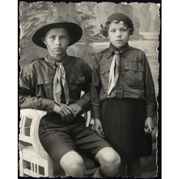 LUX-Fényképész, Székelyudvarhely (Odorheiu), Erdély, cserkész fiatalok egyenruhában, nyakkendő, kalap, Horthy-korszak, 1932, 1930-es évek, helytörténet, Eredeti fotó, hátulján feliratozott, pecséttel jelzett papírkép, oldalán gyűrődés nyoma. 