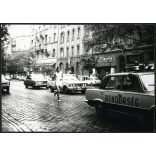 2 darab fotó, futó az olimpiai lánggal, Budapest, Bartók Béla út, Kis Pingvin falatozó, Polski Fiat rendőrségi autók, Zsiguli, Volga, gépkocsi, jármű, közlekedés, vendéglátás, 11. kerület, sporttörténet, szocializmus, 1972, 1970-es évek, Eredeti fotó