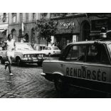 2 darab fotó, futó az olimpiai lánggal, Budapest, Bartók Béla út, Kis Pingvin falatozó, Polski Fiat rendőrségi autók, Zsiguli, Volga, gépkocsi, jármű, közlekedés, vendéglátás, 11. kerület, sporttörténet, szocializmus, 1972, 1970-es évek, Eredeti fotó