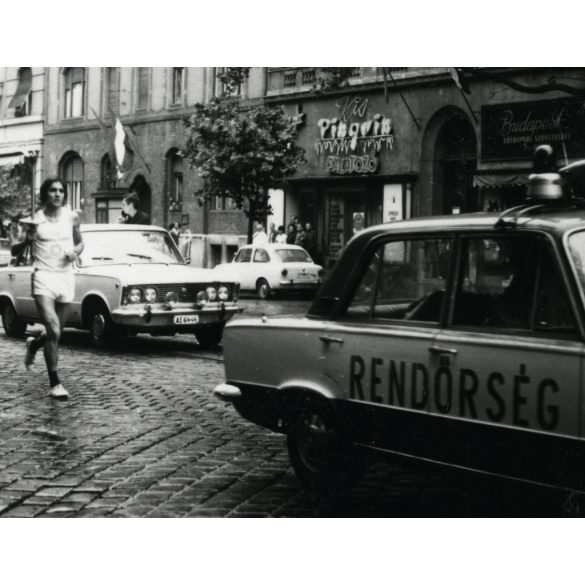 2 darab fotó, futó az olimpiai lánggal, Budapest, Bartók Béla út, Kis Pingvin falatozó, Polski Fiat rendőrségi autók, Zsiguli, Volga, gépkocsi, jármű, közlekedés, vendéglátás, 11. kerület, sporttörténet, szocializmus, 1972, 1970-es évek, Eredeti fotó