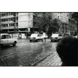 2 darab fotó, futó az olimpiai lánggal, Budapest, Bartók Béla út, Kis Pingvin falatozó, Polski Fiat rendőrségi autók, Zsiguli, Volga, gépkocsi, jármű, közlekedés, vendéglátás, 11. kerület, sporttörténet, szocializmus, 1972, 1970-es évek, Eredeti fotó