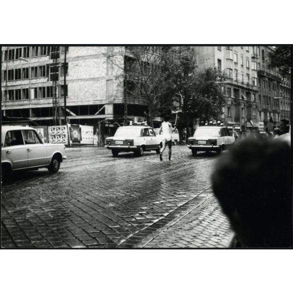 2 darab fotó, futó az olimpiai lánggal, Budapest, Bartók Béla út, Kis Pingvin falatozó, Polski Fiat rendőrségi autók, Zsiguli, Volga, gépkocsi, jármű, közlekedés, vendéglátás, 11. kerület, sporttörténet, szocializmus, 1972, 1970-es évek, Eredeti fotó