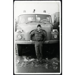   Tatra (Tátra) 148-as teherautó, tűzoltó autó, férfi egyenruhában, jármű, közlekedés, szocializmus, 1970-es évek, Eredeti fotó, papírkép.  