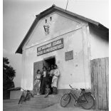 Fotó negatív! Kutyakaparó csárda, Kocsér, földműves szövetkezet, kocsma, vendéglátás, Petőfi meláktábla, kerékpár, kommunizmus, Pest megye, helytörténet, 1950-es évek,  Eredeti nagyméretű fotó negatív!   