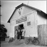 Fotó negatív! Kutyakaparó csárda, Kocsér, földműves szövetkezet, kocsma, vendéglátás, Petőfi meláktábla, kerékpár, kommunizmus, Pest megye, helytörténet, 1950-es évek,  Eredeti nagyméretű fotó negatív!   