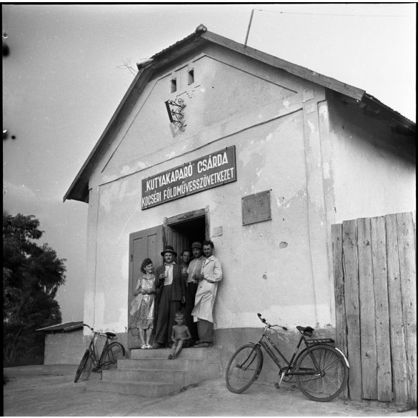 Fotó negatív! Kutyakaparó csárda, Kocsér, földműves szövetkezet, kocsma, vendéglátás, Petőfi meláktábla, kerékpár, kommunizmus, Pest megye, helytörténet, 1950-es évek,  Eredeti nagyméretű fotó negatív!   