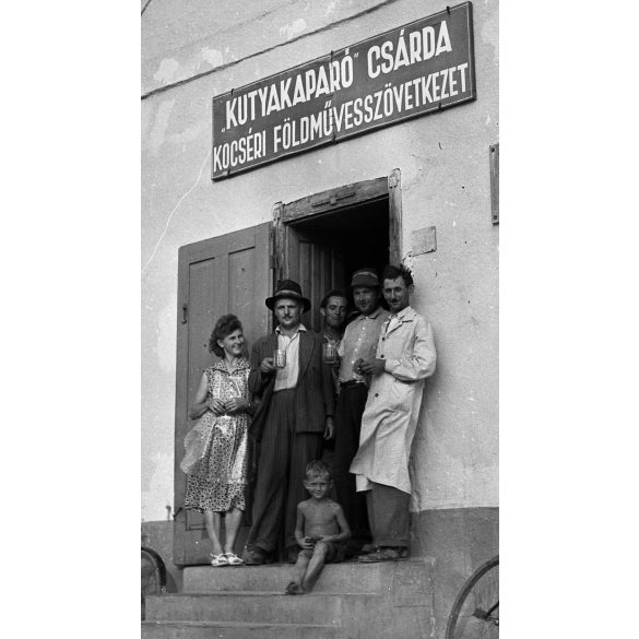 Fotó negatív! Kutyakaparó csárda, Kocsér, földműves szövetkezet, kocsma, vendéglátás, Petőfi meláktábla, kerékpár, kommunizmus, Pest megye, helytörténet, 1950-es évek,  Eredeti nagyméretű fotó negatív!   