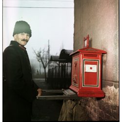   Fotó negatív! Postás egyenruhában, postaláda, foglalkozás, bajusz,  kommunizmus, helytörténet, 1950-es évek,  Eredeti nagyméretű fotó negatív!      