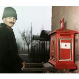 Fotó negatív! Postás egyenruhában, postaláda, foglalkozás, bajusz,  kommunizmus, helytörténet, 1950-es évek,  Eredeti nagyméretű fotó negatív!      