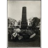 Nagyobb méret, Martin Vilmos, Hübner Antal, Zimmermann Sándor gyáros, szakv. huszárkapitány síremléke a Kerepesi úti temetőben, Horthy-korszak, 1933, 1930-es évek, Eredeti fotó, hátulján feliratozott papírkép.  
